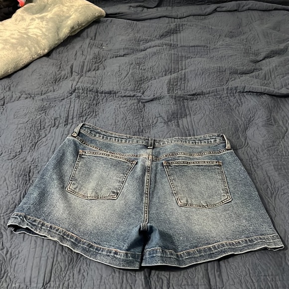 COPY - Kut from Kloth EUC shorts - Picture 7 of 8